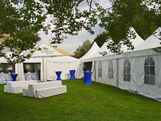 Zelte und Einrichtungen